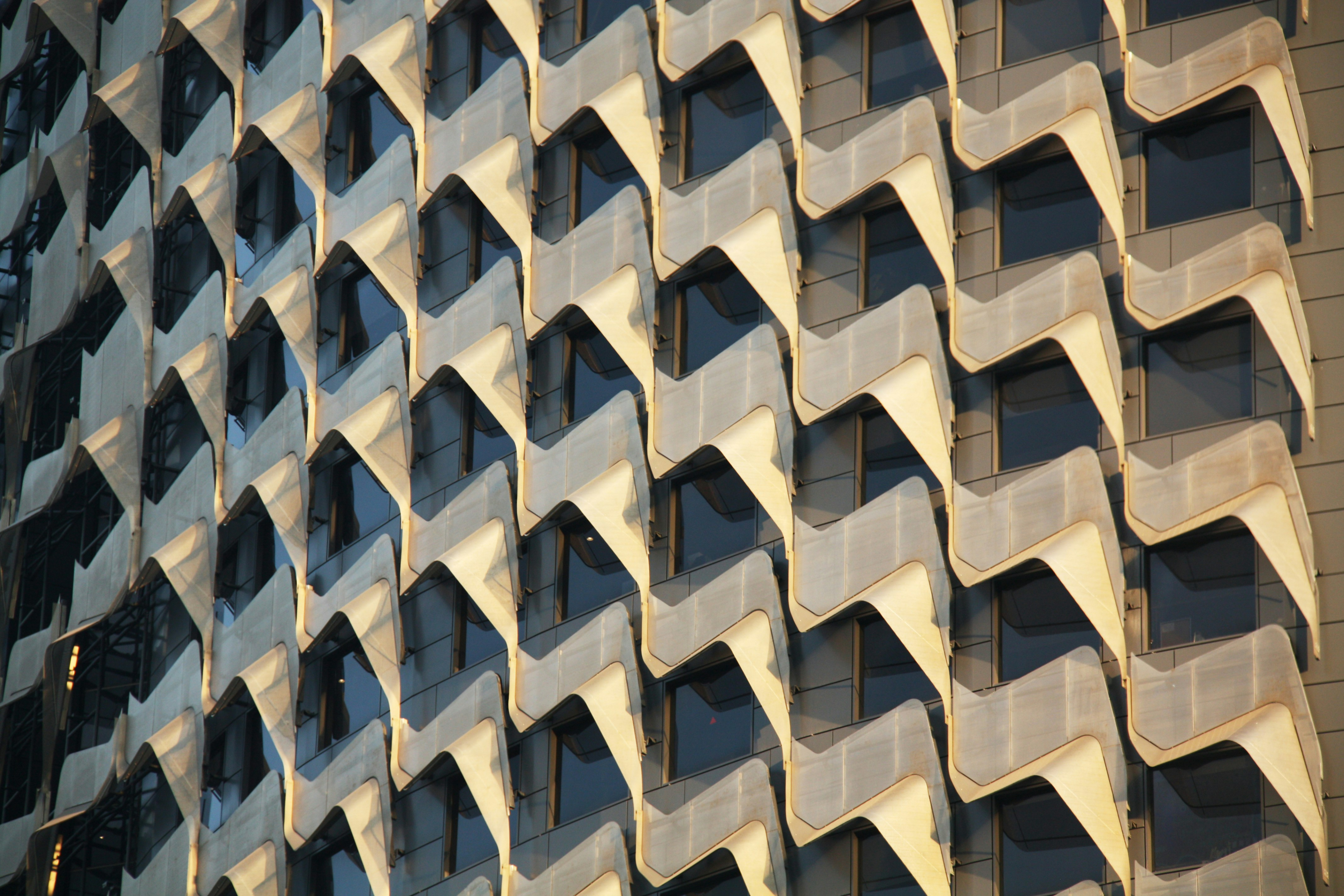 복잡하고 현대적인 기업 빌딩의 외벽 구조. KSMC가 제공하는 기업 자문 및 운영 지원 서비스의 체계적인 솔루션을 상징함.