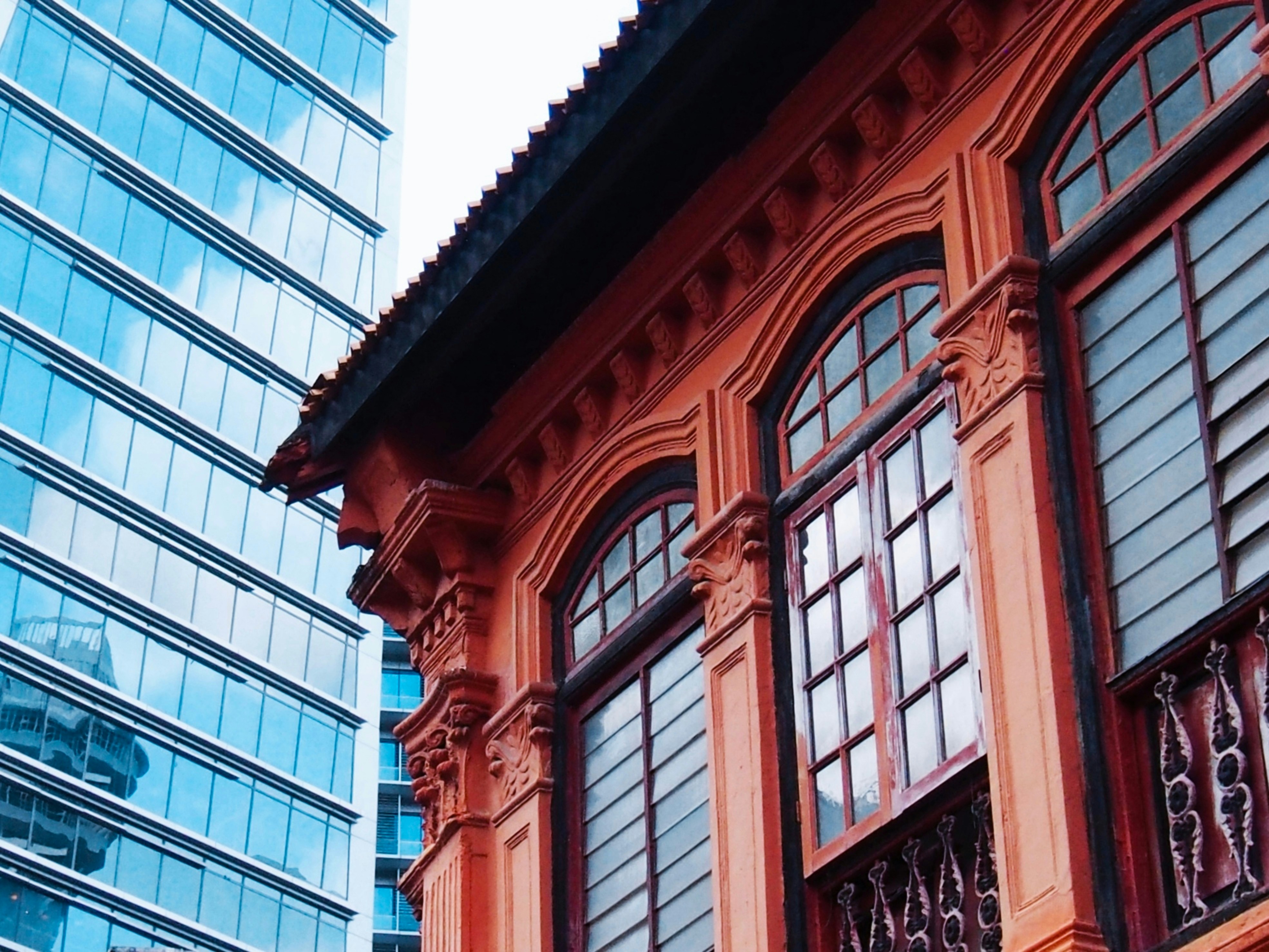 천장까지 이어지는 현대적이고 구조적인 실내 정원. KSMC 내부 감사 및 리스크 관리 서비스의 체계적인 투명성과 성장을 상징함.