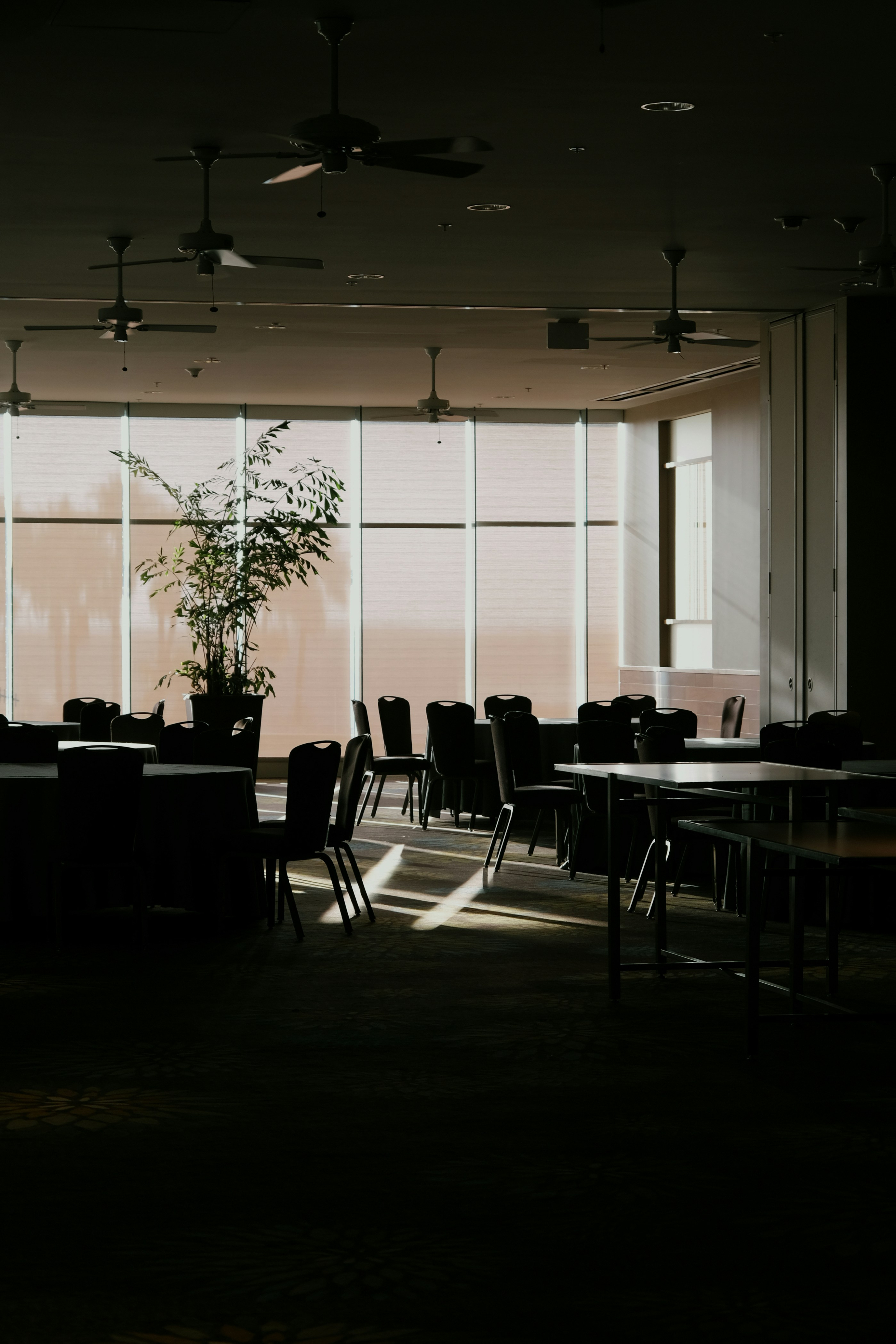 고급스럽고 전문적인 분위기의 미팅룸 전경. KSMC의 법률 자문 및 계약 검토 지원 서비스의 신뢰성을 상징함.